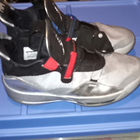 Athletic_Shoes